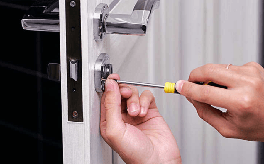 Sử dụng tua vít để mở khóa